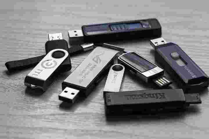 様々な種類のUSBメモリ