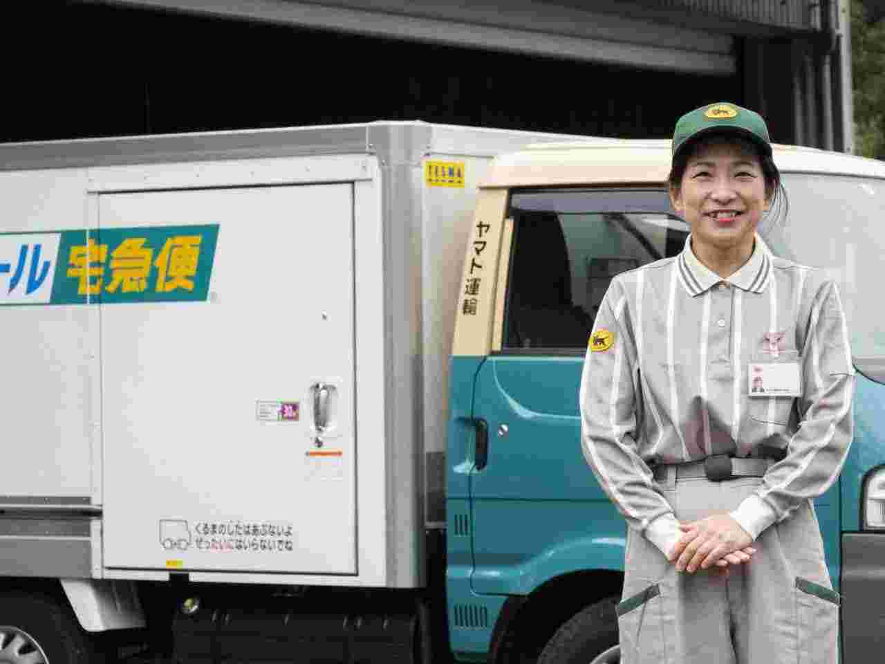 ヤマト運輸トラックと女性