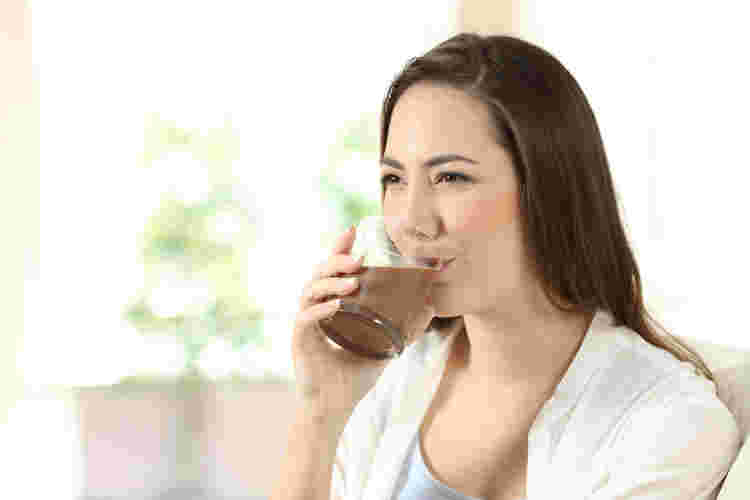 ホエイプロテインを飲む女性