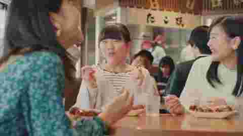たこ焼きを楽しむ女子達