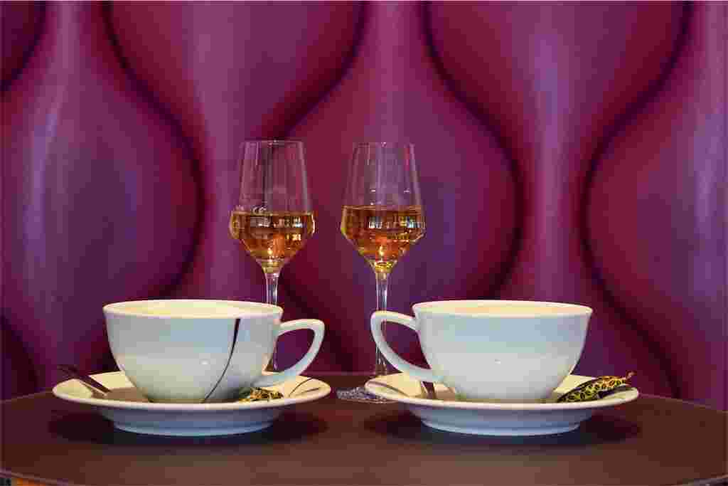コーヒーカップとカクテルグラス