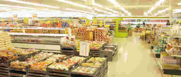 広い売り場のたくさんの商品が並べている模様。