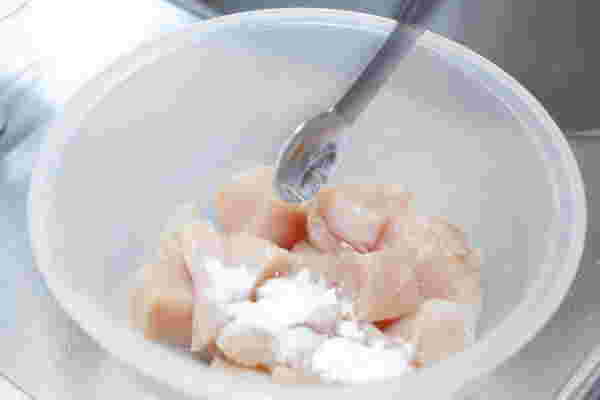 鶏肉に重曹をまぶしている画像