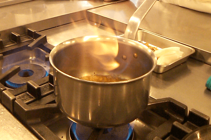 鍋でアルコールを飛ばす様子