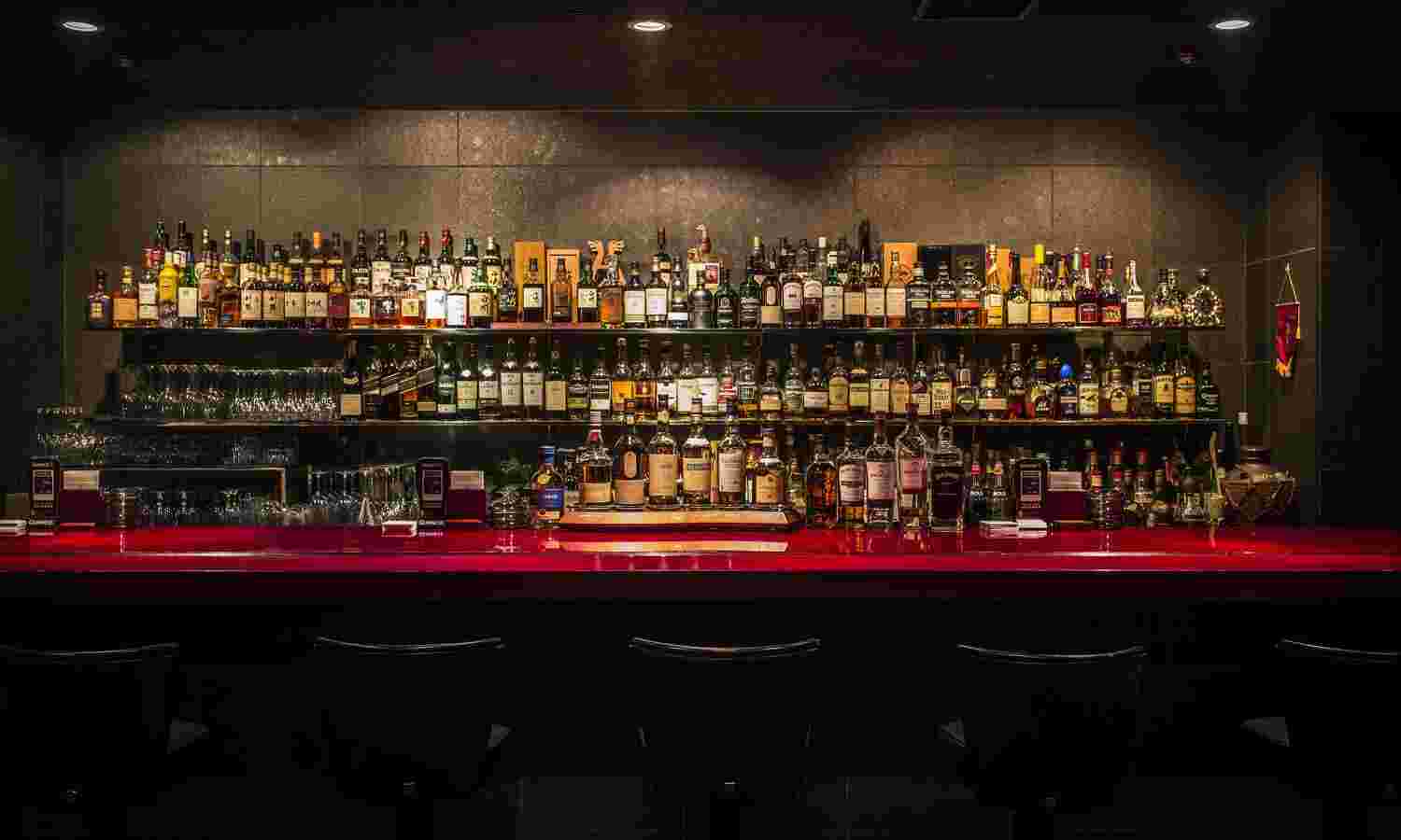 酒瓶がたくさん並んだバックバー