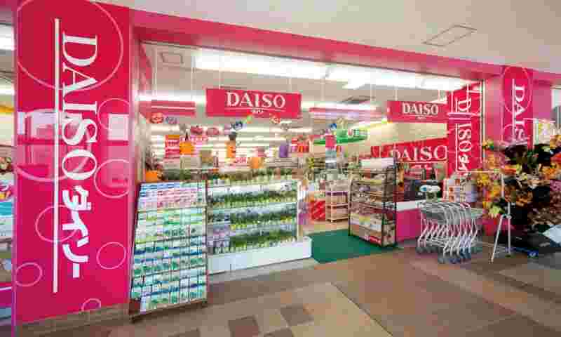 お店の店頭に商品が並べている様子。