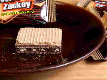 開封後のお菓子と開封前にのものが皿の上に置かれている様子。