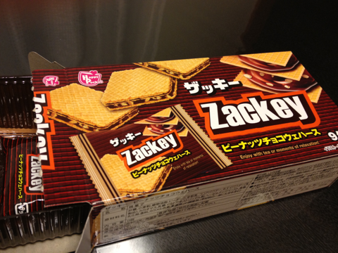 四角いお菓子の箱から中のお菓子が少し出ている様子。