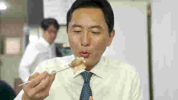 主人公の井之頭五郎が食事を楽しむシーン