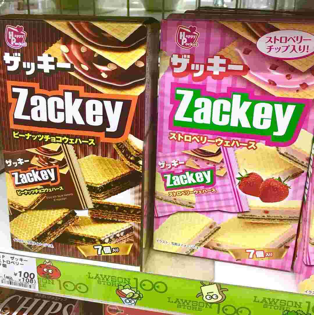 コンビニの棚にお菓子が陳列されている様子。