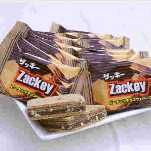 皿に盛られた袋入のお菓子と袋から取り出したものが置いてある様子。