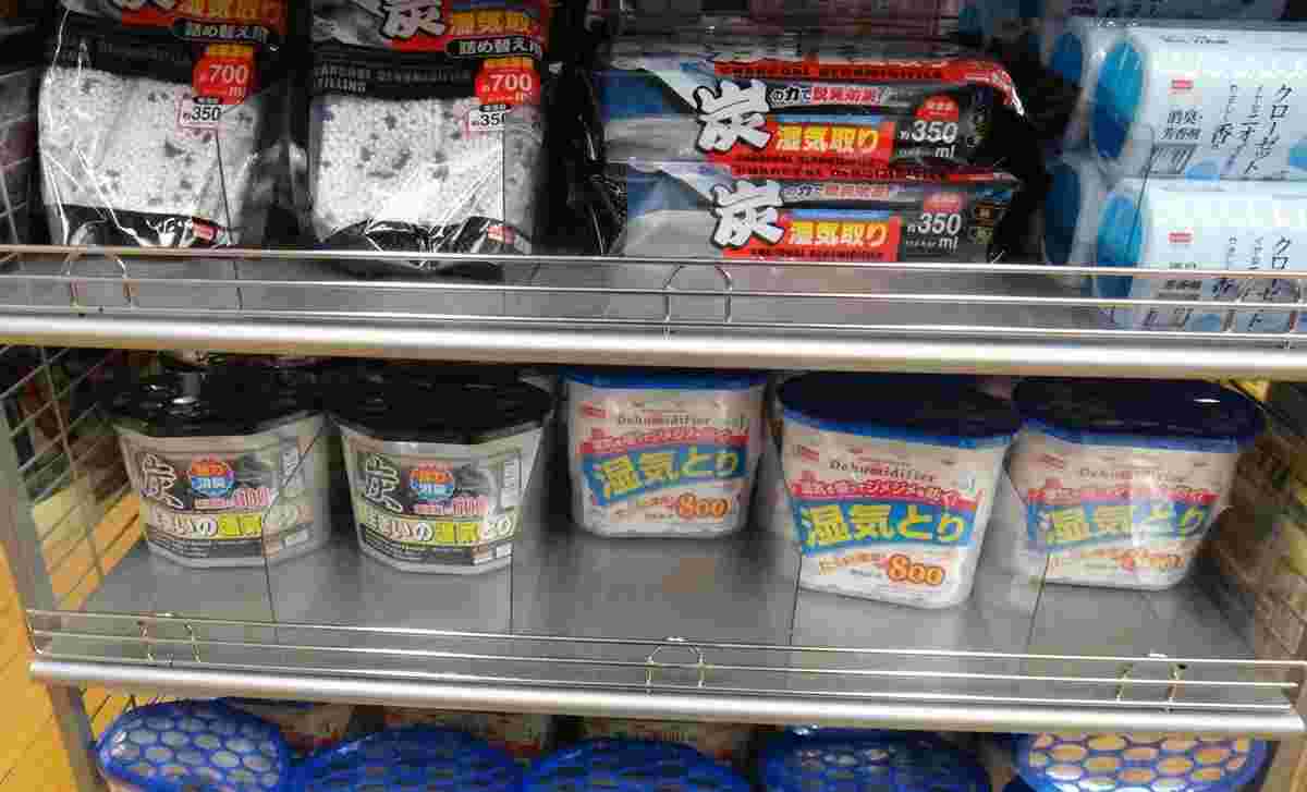 除湿剤の並ぶ棚