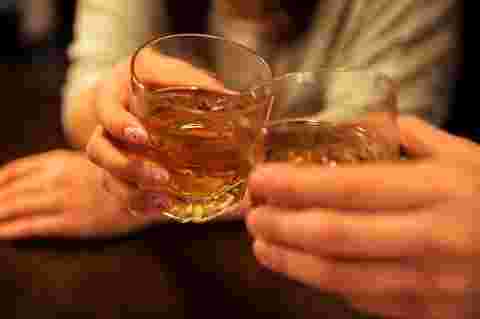 ゴットファザーを飲みながらカクテル言葉を語り合うカップル