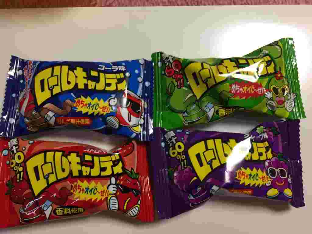 ロールキャンディ4つのテイストの紹介（ストロベリー、グレープ、コーラ、青りんご味）