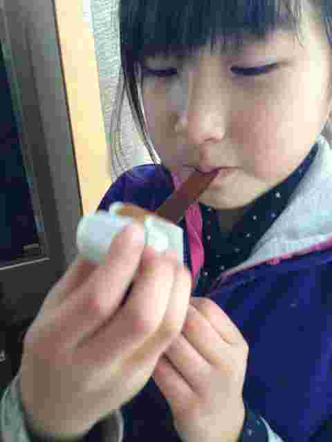 ロールキャンディを上手に食べている少女