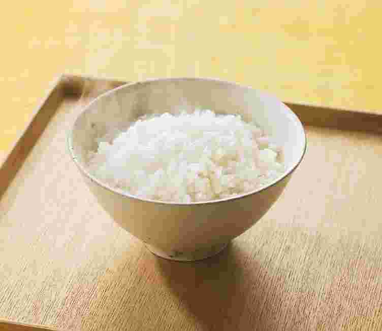 茶碗によそったコシヒカリ