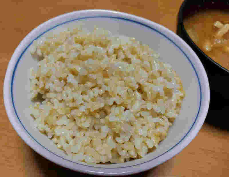 茶碗によそった玄米のゆめぴりか