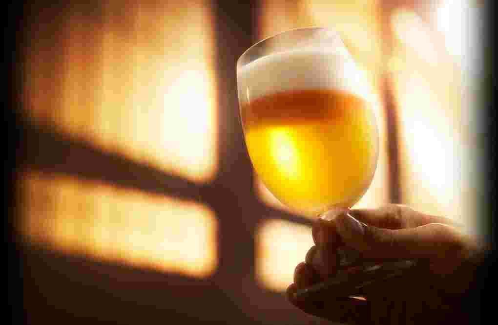 グラスに注がれたビールを持つ手
