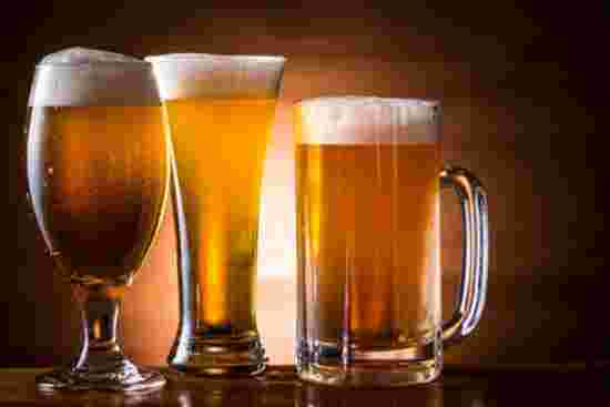 グラスとジョッキに注がれたビール3つ