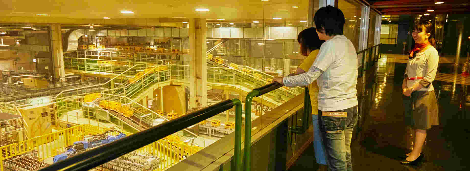 ビール工場と見学者二人と案内