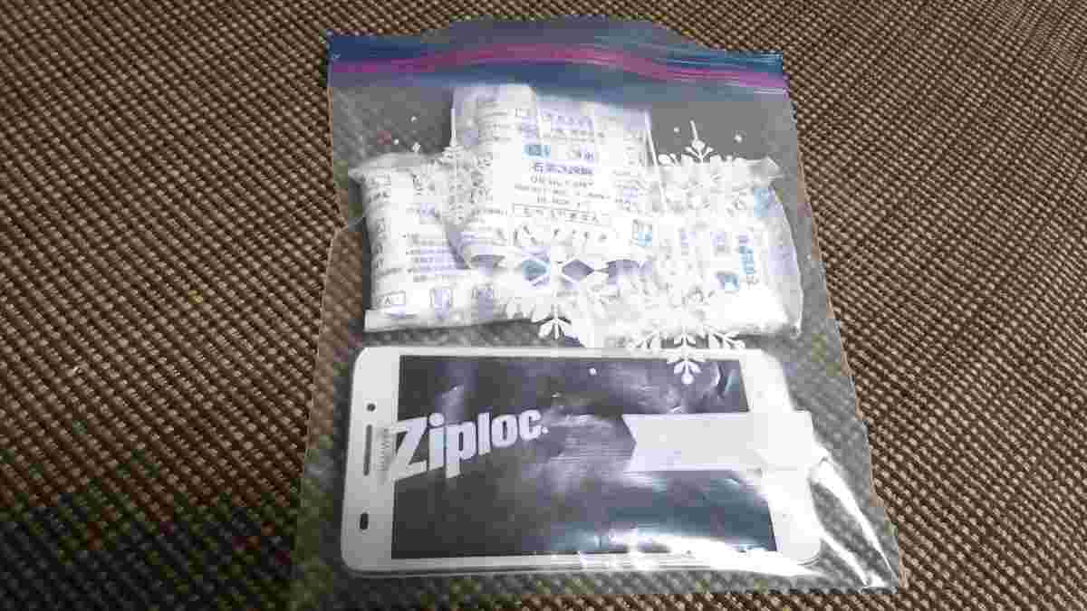 乾燥剤とスマホをいれた保存袋