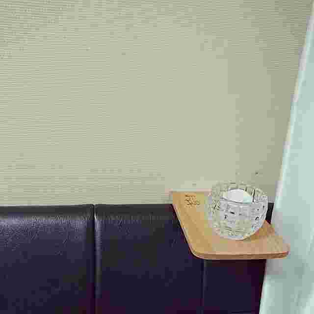 ベッドのヘッドボードにブックエンドを挟み、小物を置いているところ