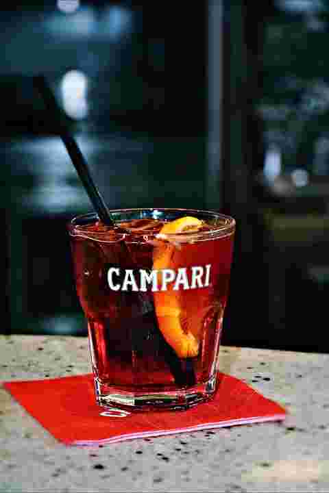 campariの文字のグラスに入ったカクテル