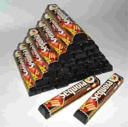 ピラミッド型に積み上げられたセコイヤチョコレート