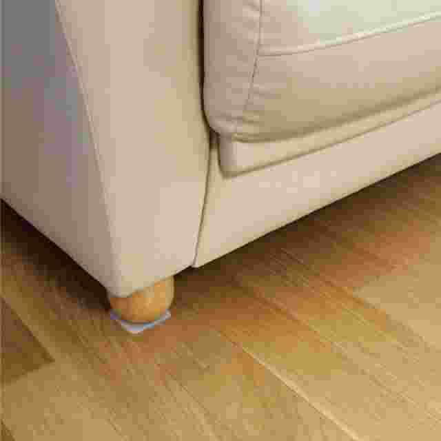 ソファの下に滑り止めを置いた様子