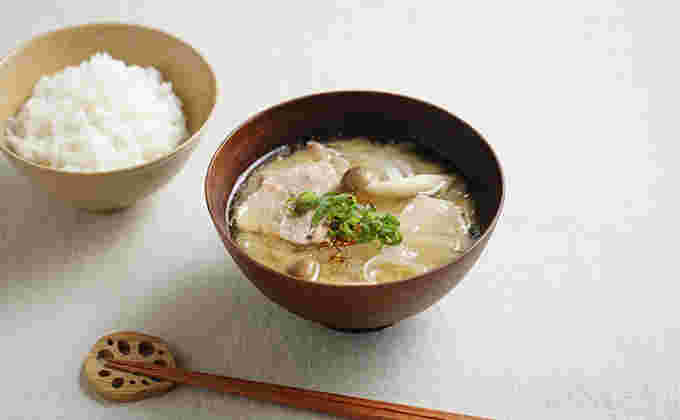 ニンニク豚汁と箸とご飯