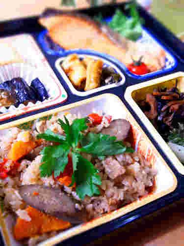豚汁炊き込みご飯を盛り付けたお弁当