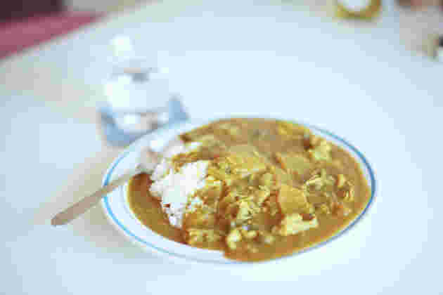 盛り付けたカレーライスと刺さったスプーン