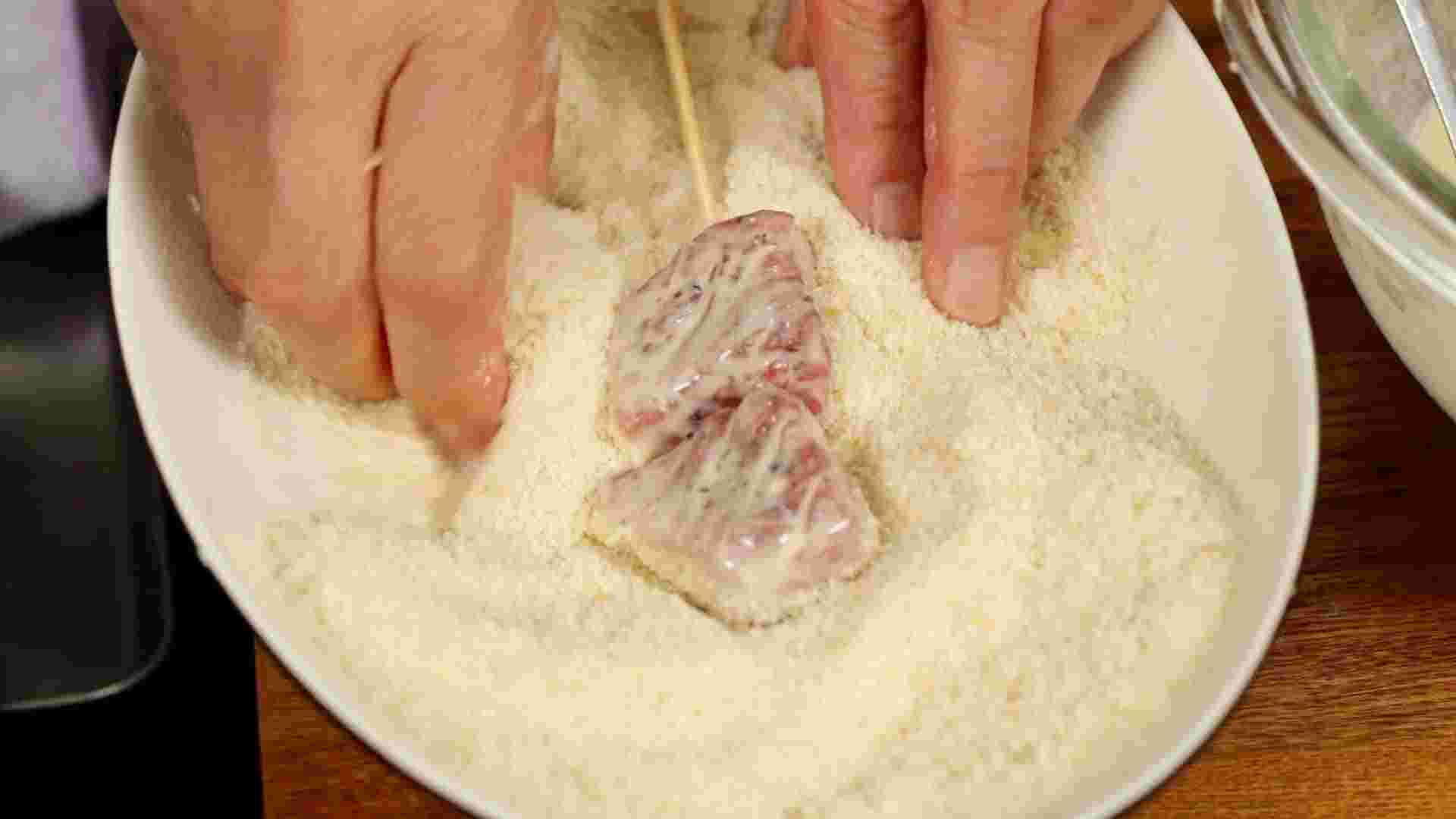 串カツに衣を付けている様子