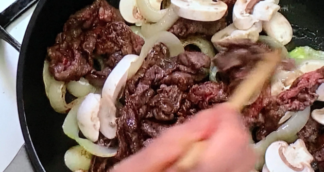 野菜と肉を炒めています。