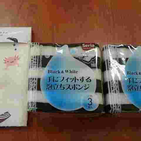 黒と白のデザインのスポンジがビニールパックされた物が茶色のテーブルの上に並べられている
