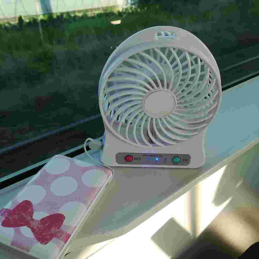 コンパクトなミニ扇風機