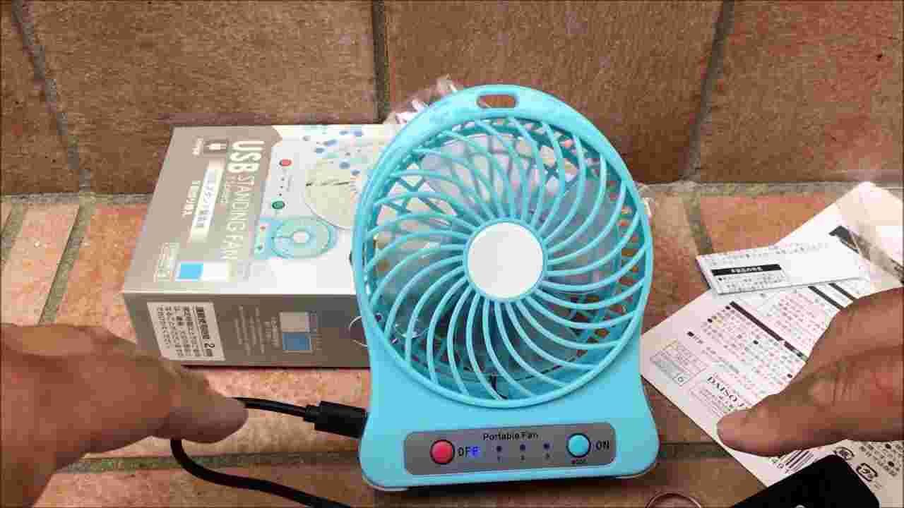 扇風機をモバイルバッテリーにつなげる様子
