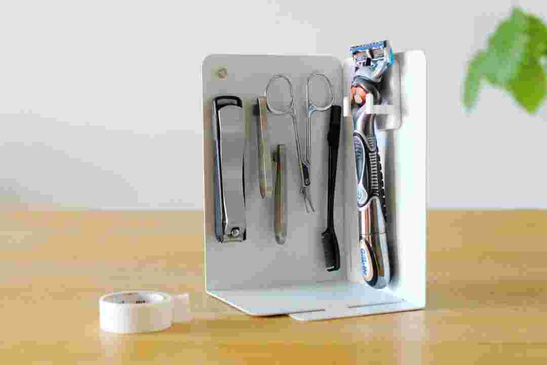 ブックエンドにグルーミング用品をいろいろかけて収納している