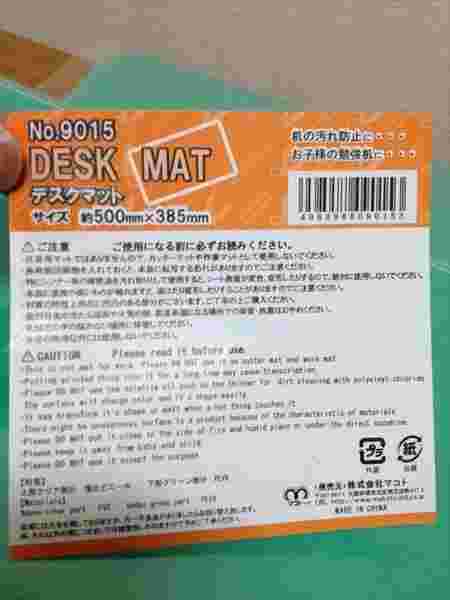 セリアのデスクマットの説明書ラベルを写している様子