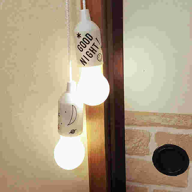 電球のソケットにシール貼ったた様子