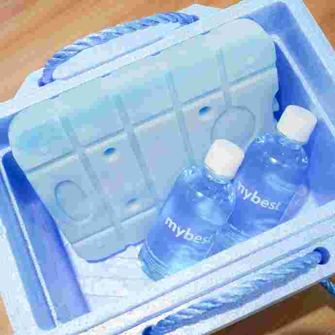ダイソーのクーラーボックスに保冷剤と水2本
