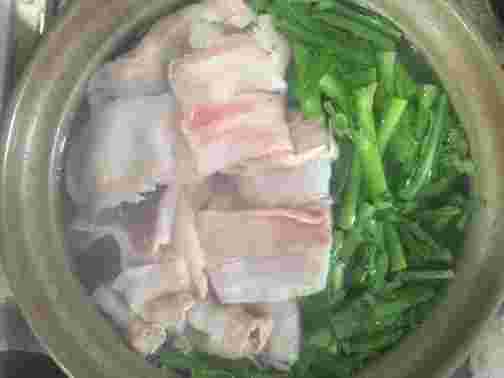 豚肉と春菊の鍋