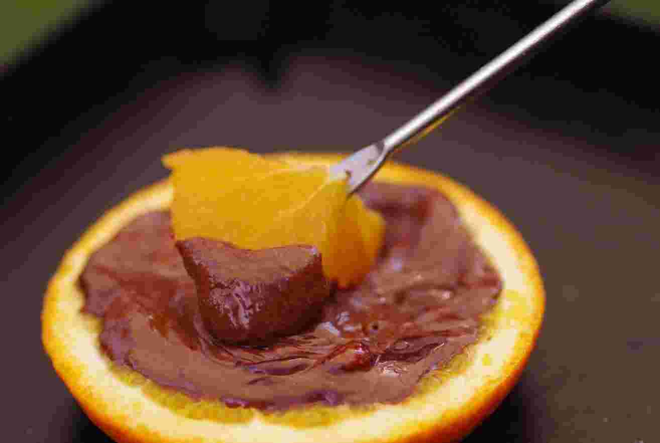 チョコフォンデュにオレンジを付けている