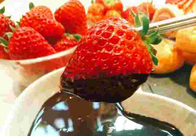 チョコフォンデュに苺を付けている