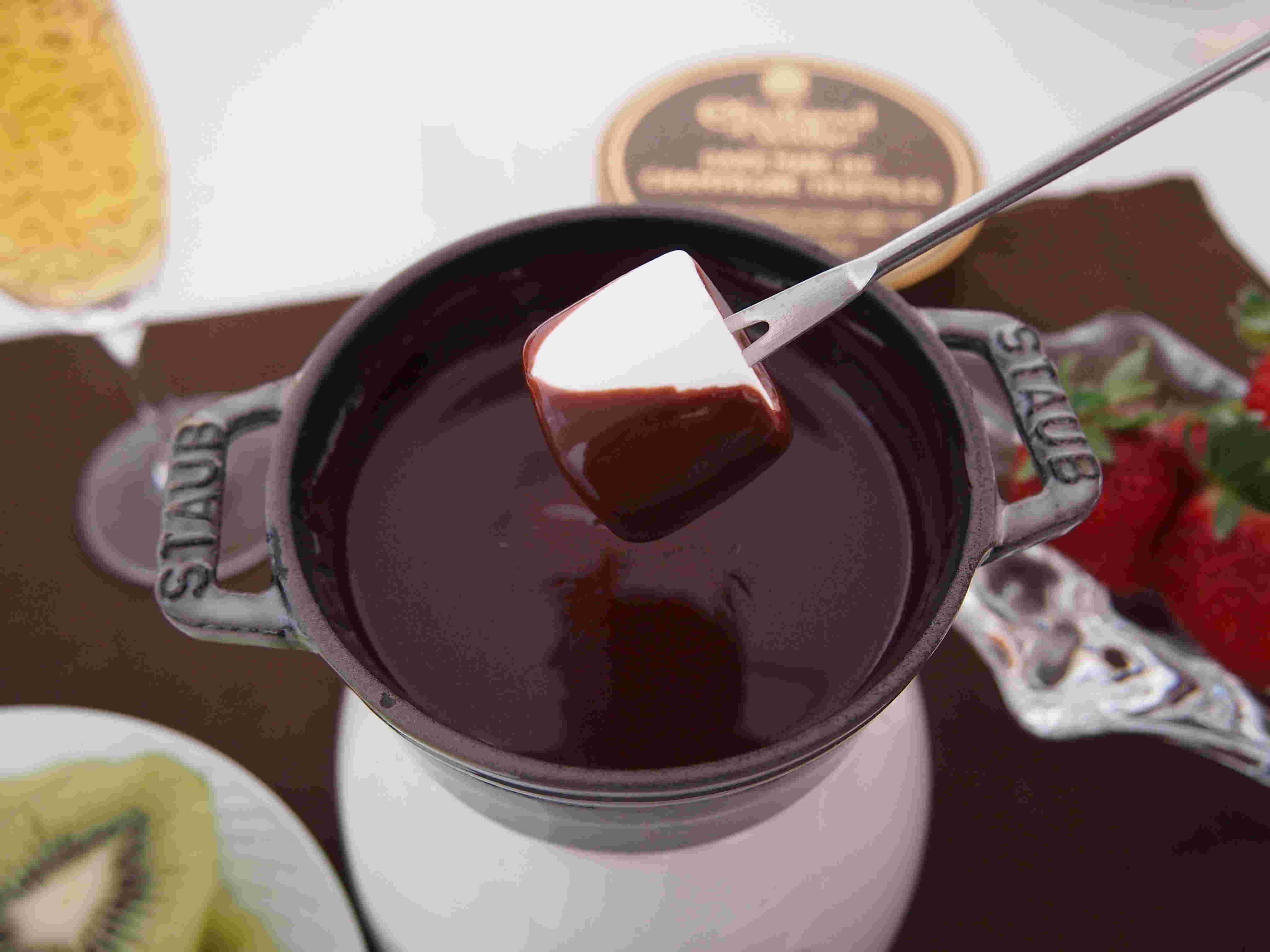 チョコフォンデュにマシュマロを付けている