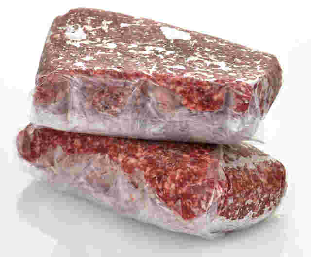 ラップがしてある牛肉のステーキが2個あり、2段に重ねてある