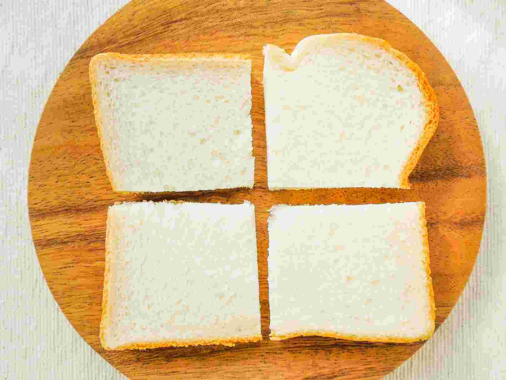 木の皿に乗った食パン