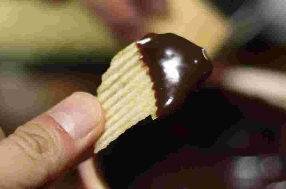 チョコフォンデュにポテトチップスを付けている