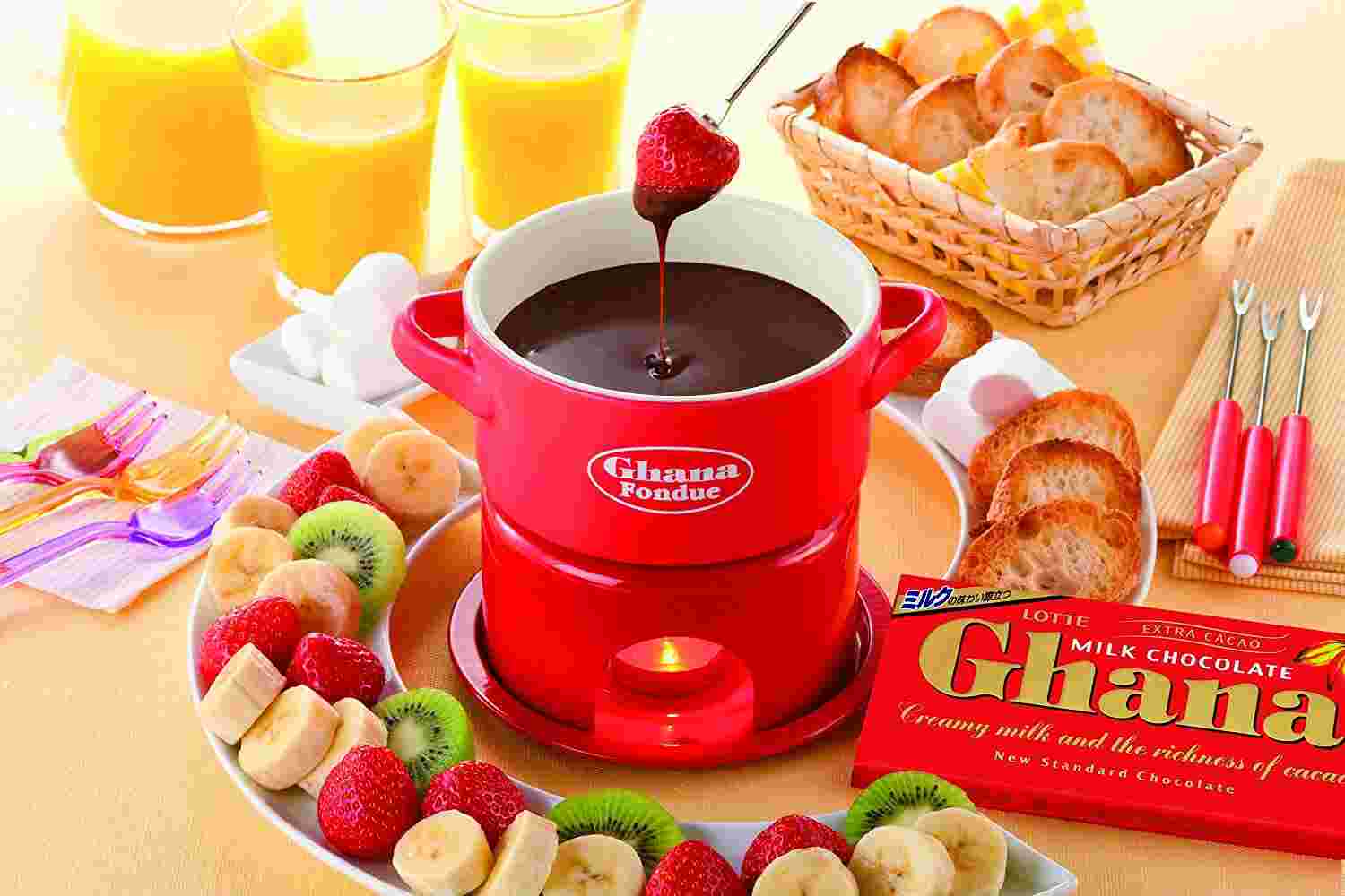 チョコフォンデュ鍋の回りに具材が並んでいる