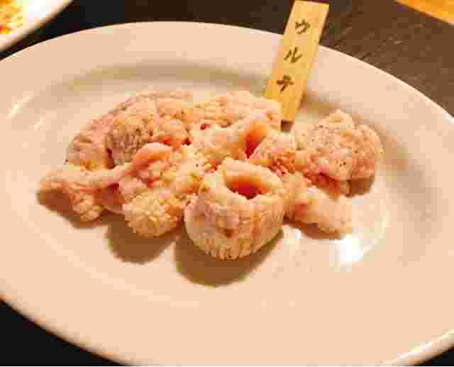 肉の部位が皿の上に盛られ、その肉の名前が添えられている様子。